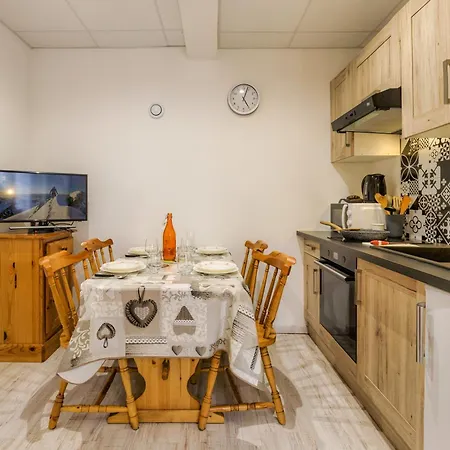 La Maisonnee De Julie Centre: Walk To Aiguille Du Midi, Sleeps 5 - Happy Chamonix