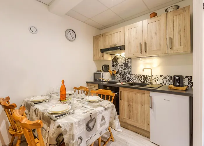 La Maisonnee De Julie - Happy